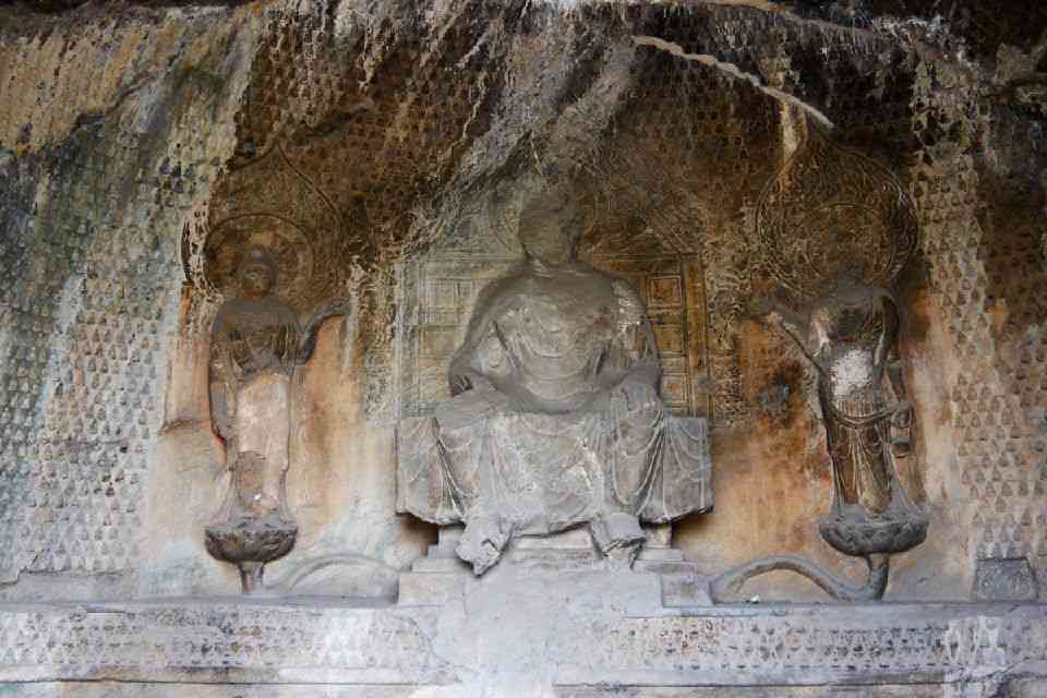 青海玉树十大旅游景点：贝大日如来佛石窟寺和勒巴沟摩崖