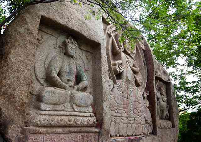 青海玉树十大旅游景点：贝大日如来佛石窟寺和勒巴沟摩崖