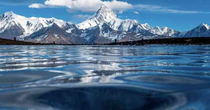 站在4500多米的冷噶措，眺望7556米的贡嘎雪山